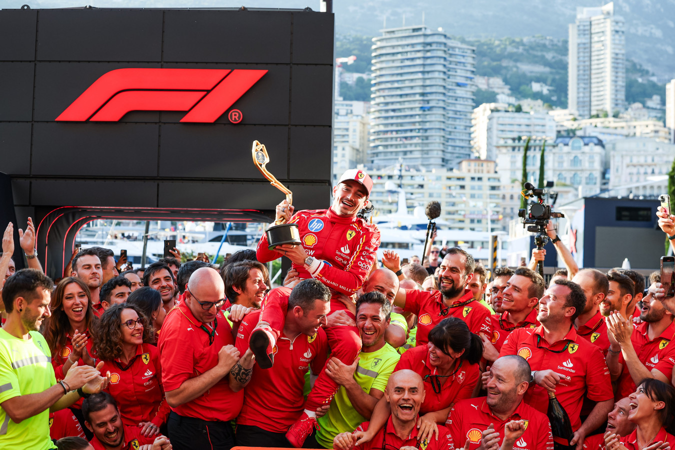 Charles Leclerc en Mónaco celebrando su victoria | Fuente: Scuderia Ferrari