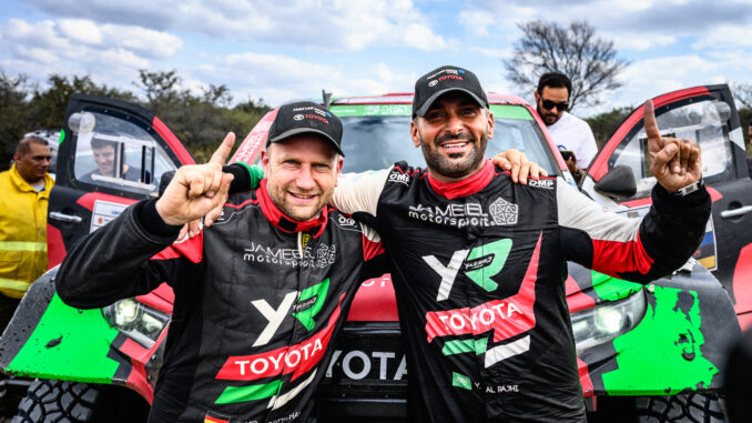 Yazeed Al Rajhi (derecha) junto a su copiloto Timo Gottschalk | Fuente: ASO