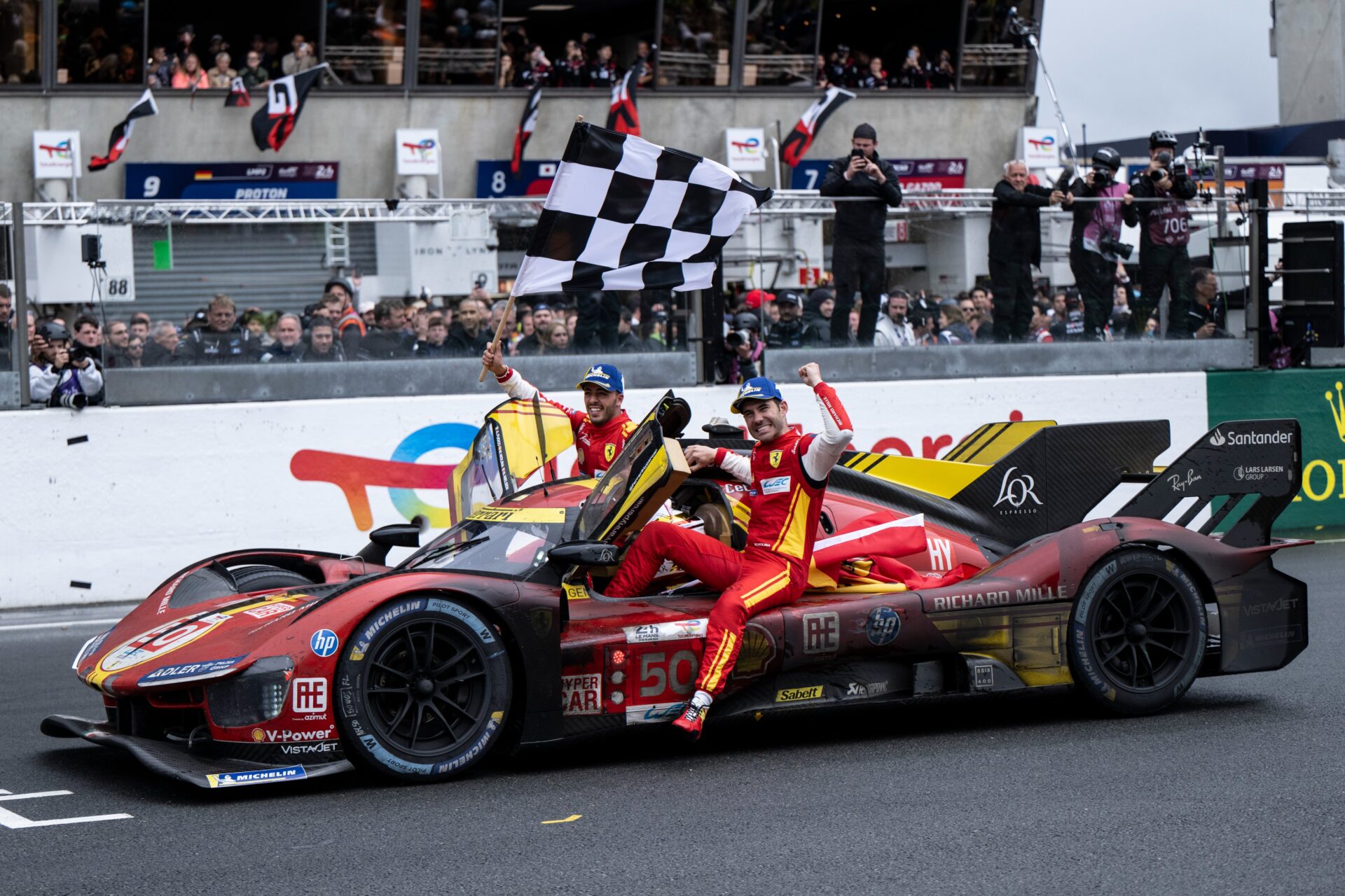 Miguel Molina celebra junto a sus compañeros la victoria en Le Mans | Fuente: Ferrari Hypercar