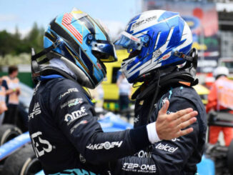Los pilotos de DAMS celebrando el podio en la carrera principal del GP de España 2024 | Fuente: Getty Images