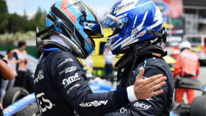 Los pilotos de DAMS celebrando el podio en la carrera principal del GP de España 2024 | Fuente: Getty Images