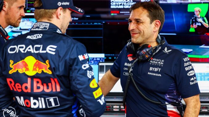 Pierre Wache junto a Max Verstappen | Fuente: Red Bull