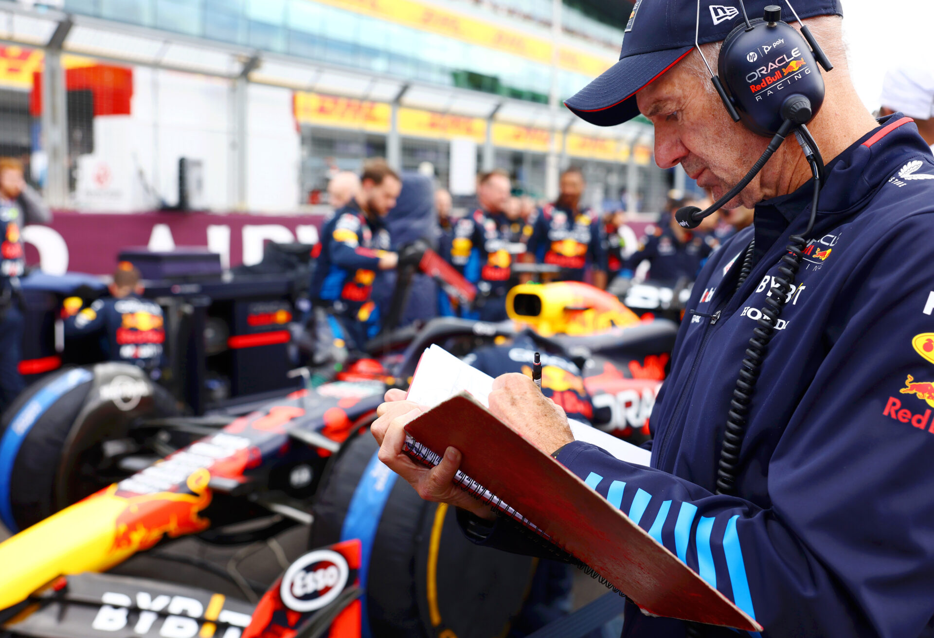 Adrian Newey con su famosa libreta en el GP de Gran Bretaña 2024 | Fuente: Red Bull Racing