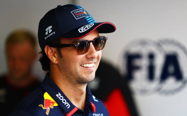 Sergio Pérez sonriente en el paddock del Gran Premio de Monza