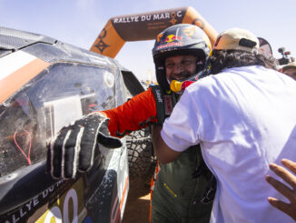 Nasser Al-Attiyah celebra su título en Marruecos | Fuente: Julien Delfosse / DPPI