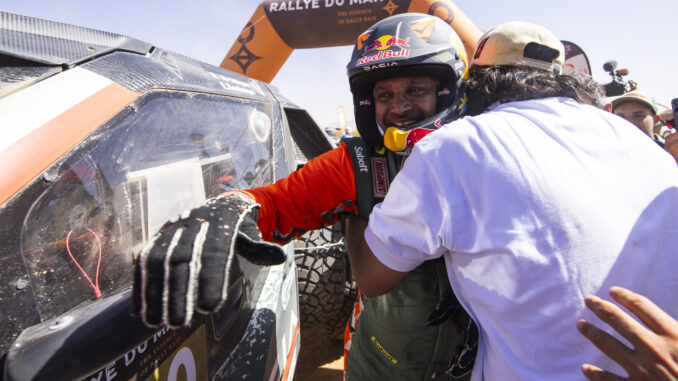 Nasser Al-Attiyah celebra su título en Marruecos | Fuente: Julien Delfosse / DPPI