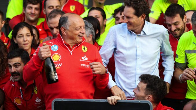 Vasseur junto a John Elkan en la celebración de la victoria de Carlos Sainz en el Gran Premio de México | Fuente: Scuderia Ferrari