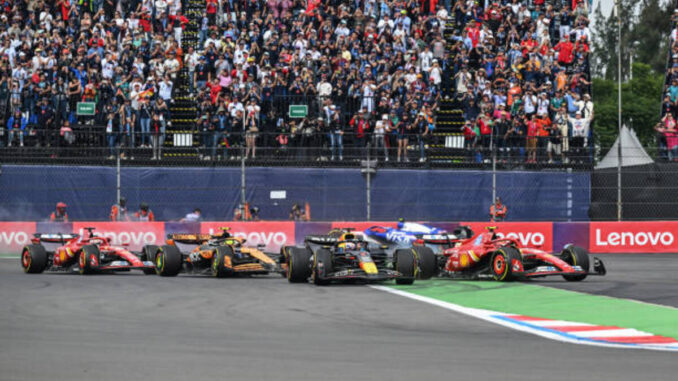 Verstappen en la salida del GP de México 2024 contra Carlos Sainz | Fuente: Getty Images