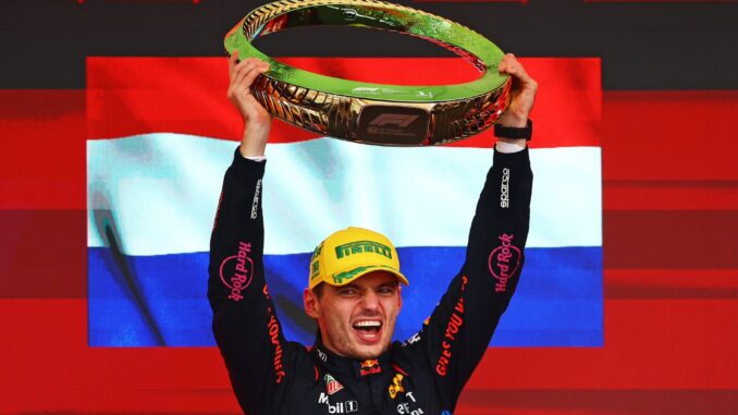 Max Verstappen levantando su trofeo en Brasil | Fuente: Red Bull Racing