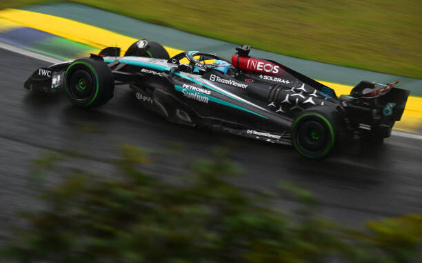 George Russell subido al Mercedes W15 en Brasil