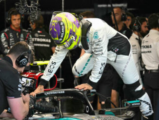 Lewis Hamilton subiéndose al W15 en el Gran Premio de Catar 2024 | Fuente: Getty Images