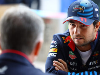 Sergio Pérez hablando con Christian Horner en el paddock del Circuito de Losail | Fuente: Red Bull Racing