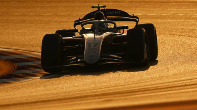 Paul Aron durante la carrera larga de la Fórmula 2 en Catar | Fuente: Getty Images